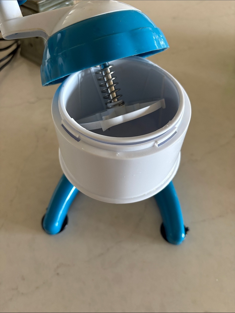 Manual Shaved Ice Machine - Picture 3 of 3